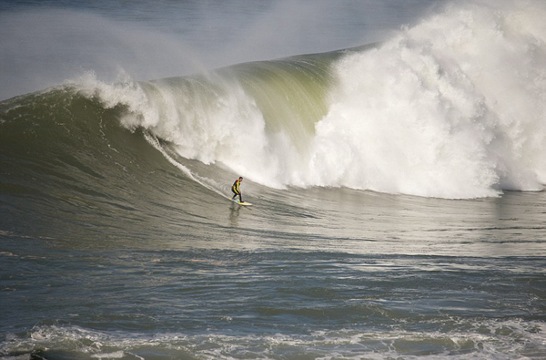 英国冲浪者惊险“驾驭”28米海浪