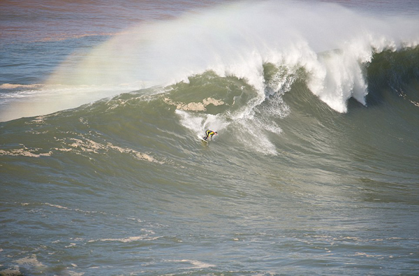 英国冲浪者惊险“驾驭”28米海浪