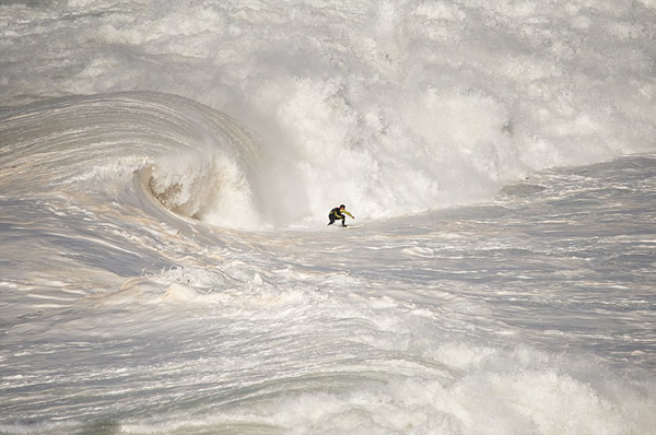 英国冲浪者惊险“驾驭”28米海浪