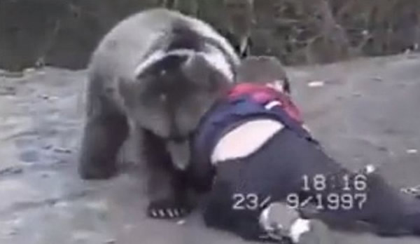 俄罗斯格斗家9岁和熊打成平手?