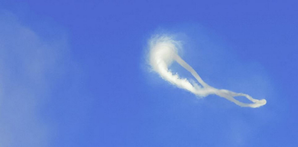 意大利“埃特纳”火山喷发吐出蒸汽圈