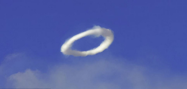 意大利“埃特纳”火山喷发吐出蒸汽圈