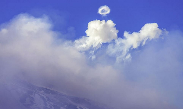 意大利“埃特纳”火山喷发吐出蒸汽圈