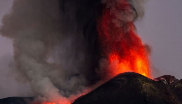 意大利“埃特纳”火山喷发吐出蒸汽圈