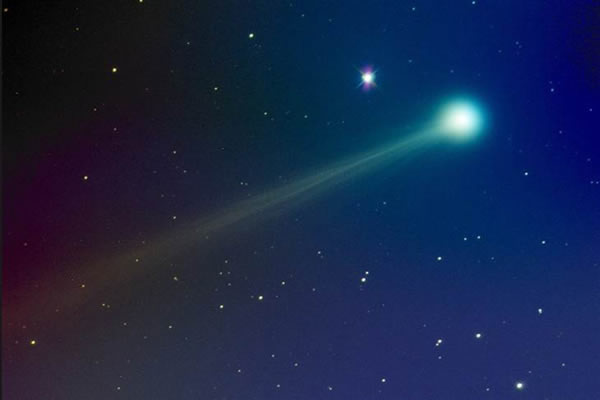 加州天文摄影家迈克•海汉基在本周二拍摄到的ISON彗星,这时候的ISON彗星正在向近地点移动,我们可以看到彗星周围呈现出绿色的光芒。