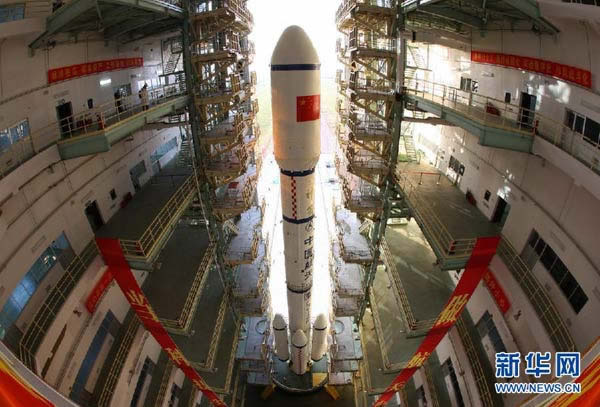 2011年9月20日7时59分,酒泉卫星发射中心垂直装配厂房的大门徐徐升起,天宫一号目标飞行器、长征二F运载火箭组合体露出真容。