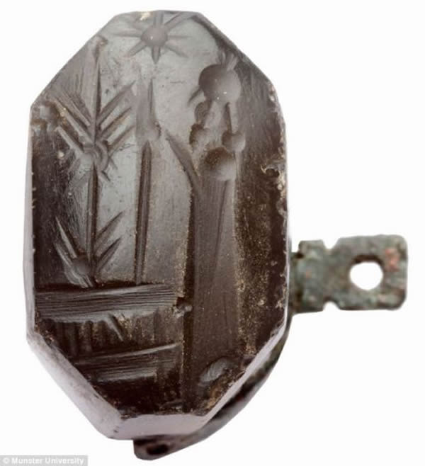 一个年代可追溯到巴比伦文明晚期的印章,刻画了一名站在象征神明的符号前祈祷的男子