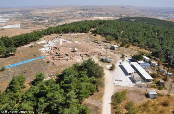 印章和护身符的发现地点位于土耳其的杜鲁克-巴巴-特佩希(Dülük Baba Tepesi)山区。在一个方圆500平方米的区域内,研究人员展开挖掘