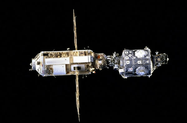 ͼ����ʾ�ľ���STS088��E-5157�Խӵ��龰��STS-88�����ڶԽӺ��������