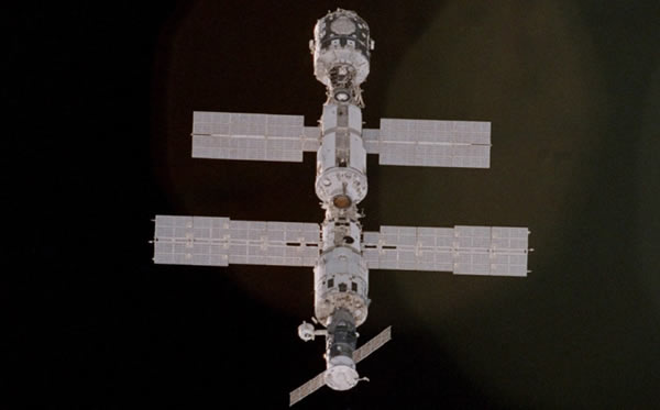 ��ͼ�ɷ��ֺź���ɻ�35mm������㣬ʱ��Ϊ2000��10��