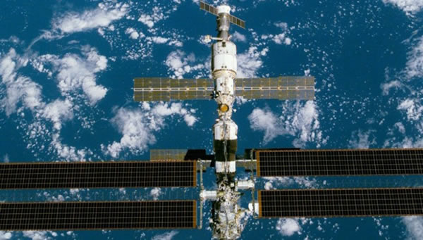 2000年12月，空间站迎来了240英尺长的大型太阳能电池板，可为空间站提供充足的电子供应