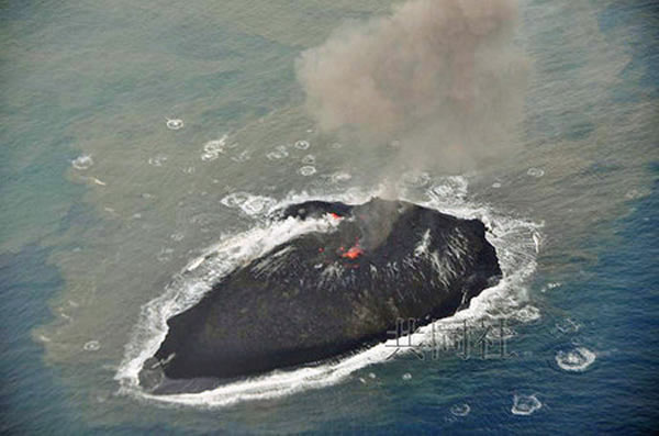 日本小笠原诸岛西之岛附近因火山喷发形成的新