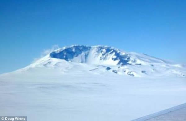盛德山是执委山脉的一部分，也是山脉中最高的火山。地震学家们在盛德山以北大约48公里的冰面下探测到了新的火山活动