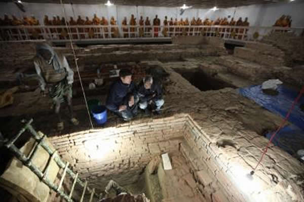 考古学家罗宾•康宁汉（左）和科什山•普拉萨德•阿查理雅指导摩耶夫人祠境内的发掘，揭露出位于一连串与佛陀同时的古刹。