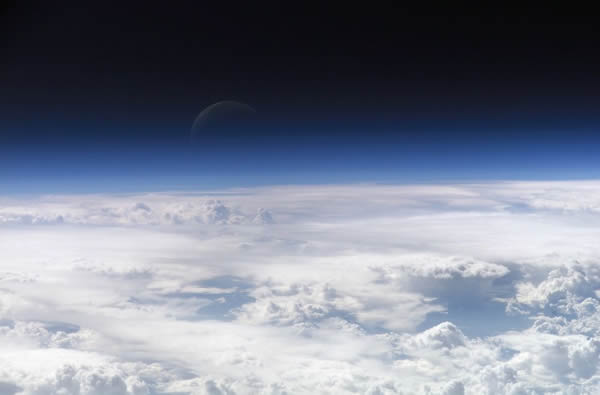 宇航员拍摄地球大气层顶端图片，显示了天空的蓝色色调逐渐融入太空的黑色。