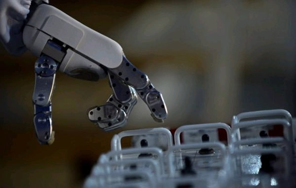 俄机器人宇航员SAR-401可通过远程遥控从事复杂工作