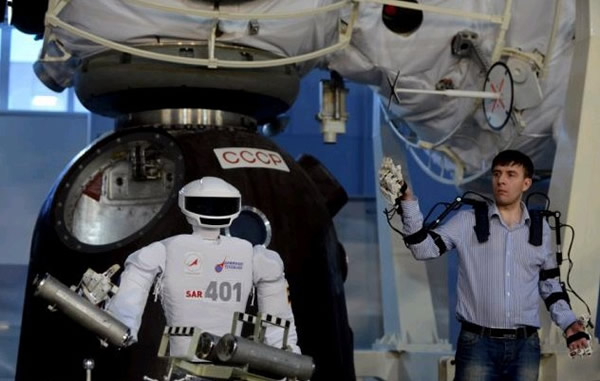 俄机器人宇航员SAR-401