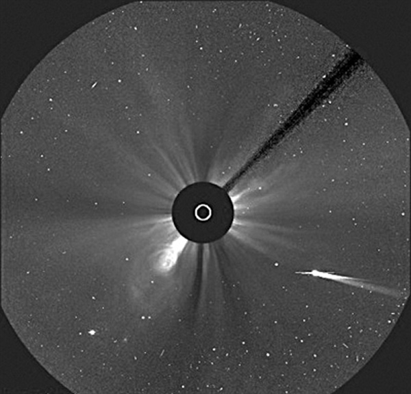 ISON彗星的彗尾基本全部进入了SOHO LASCO C3 的视场。