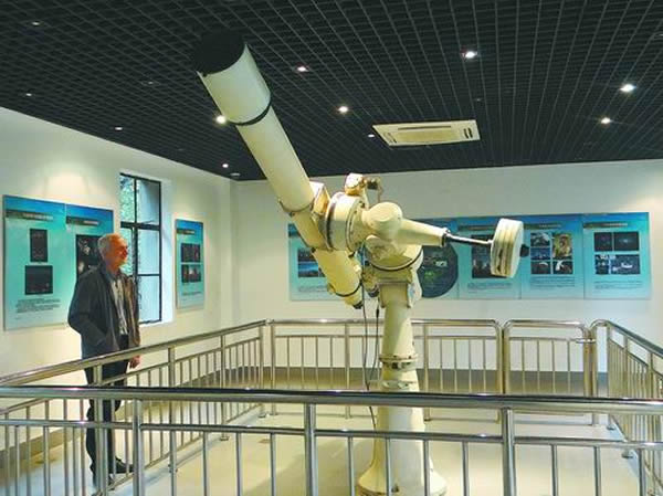 �Ͻ�ɽ���й��У��Ĵ���������ѧ�����ھ۾�����عۿ��ҹ�25cm�ھ�������Զ����