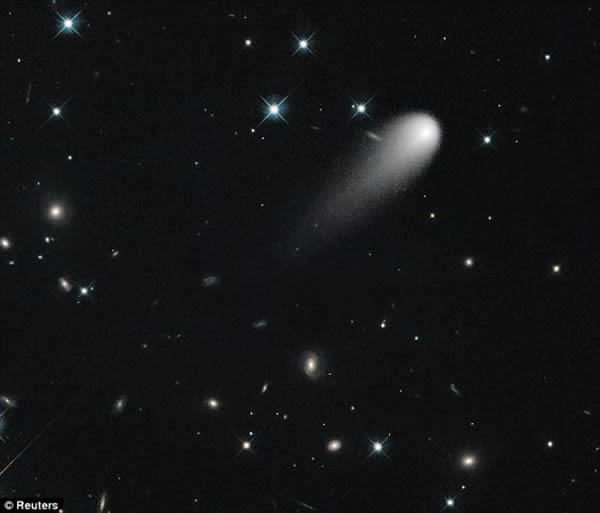 这颗目前仅能通过太空望远镜,并用长曝光才能拍摄到的彗星,或许在12月到1月的时候,用肉眼就可以观察到。它可能是一百年来最亮的彗星。