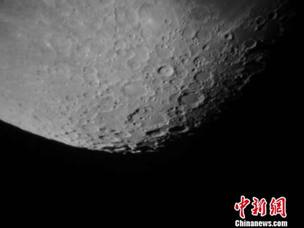 用自制望远镜拍摄的月球表面