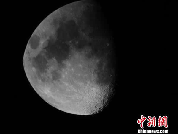 自制天文望远镜拍摄的月球