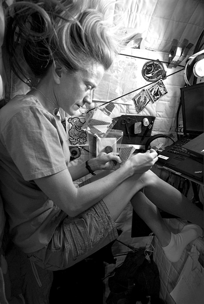 2013年9月22日,美国宇航员凯伦在太空中为自己的儿子缝玩具。