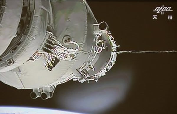 在欣喜与天宫神舟对接成功的消息时,须清醒地认识到,这仅相当于美苏上世纪60年代水平。