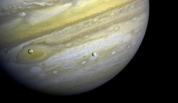 旅行者1号给木星拍摄的照片,照片上还出现了木星的两颗卫星,还发现木星著名的“大红斑”是个巨型风暴。