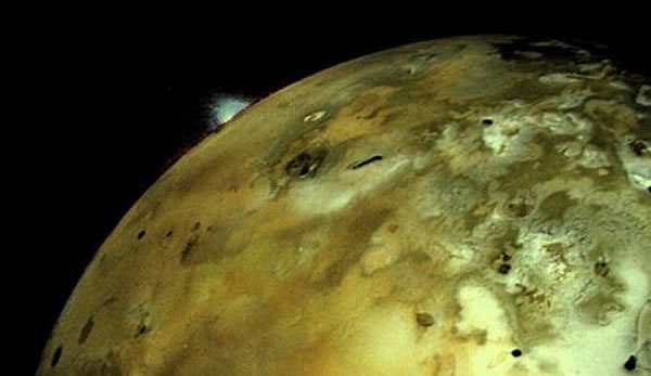 在木卫一表面拍摄到的火山喷发图像,这是人类历史上第一次发现并观测地球外的火山活动。