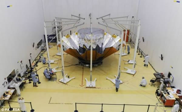 �����ǡ���������ʱ5�꣬�������ּ�ڷ�����ǧ�Ŵ�ǰδ֪�����壬������ը�ĺ��ǡ����������������е������Լ����򸽽���С���ǡ���Ƭ�У������ǡ������ڽ��ܲ���