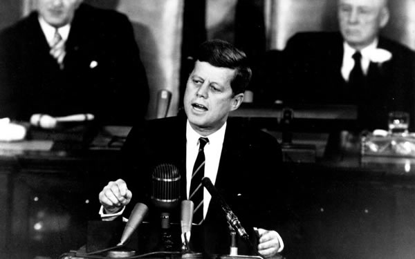 1961年5月25日,美国总统肯尼迪在国会特别会议上发表讲话,宣布全力支持载人登月计划。