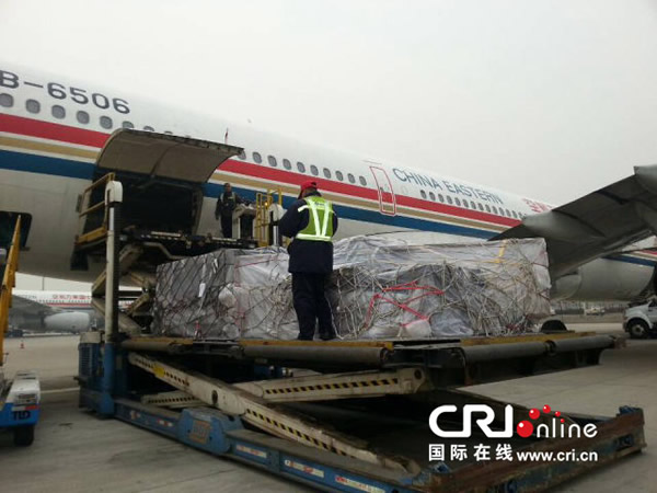 中国霸王龙化石乘中国东方航空公司客机腹舱抵达悉尼。这既是中国霸王龙化石首次出国访问,也是中国航空公司首次承运澳大利亚博物馆展品。