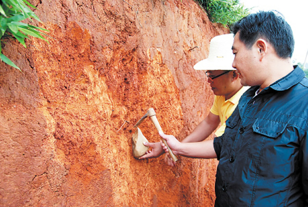 尖状器就是从这块红土里发掘出来的