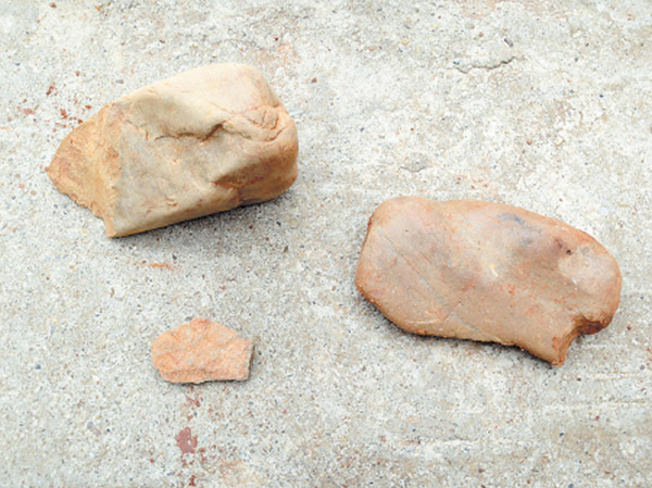 左上为尖状器,左下为石片,右为石核。