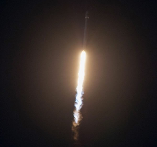 “猎鹰”9火箭携带SES-8通讯卫星升空