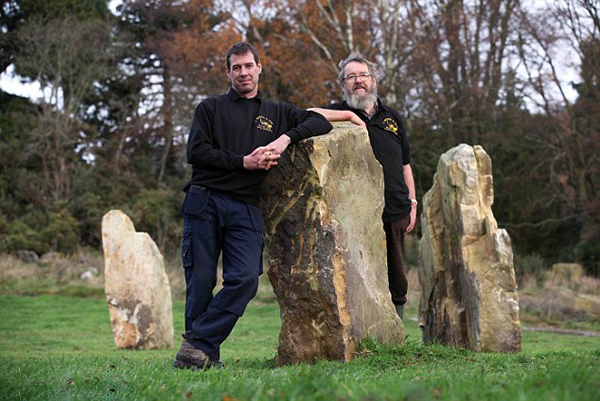 英国父子农场仿建“巨石阵”