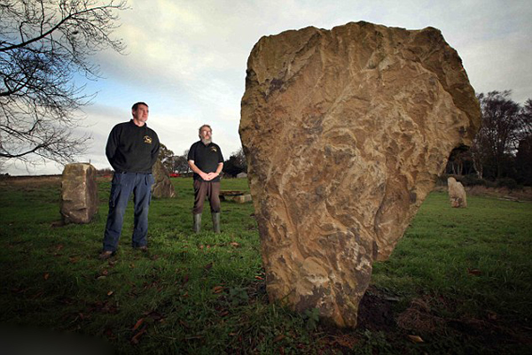 英国父子农场仿建“巨石阵”
