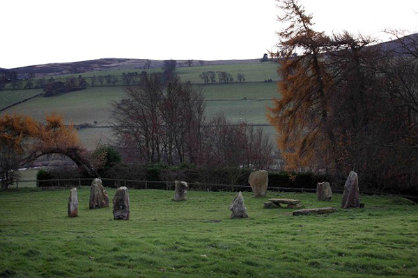 英国父子农场仿建“巨石阵”
