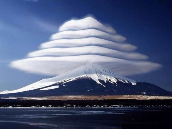 日本富士山山顶出现5层笠云 - 神秘的地球 科