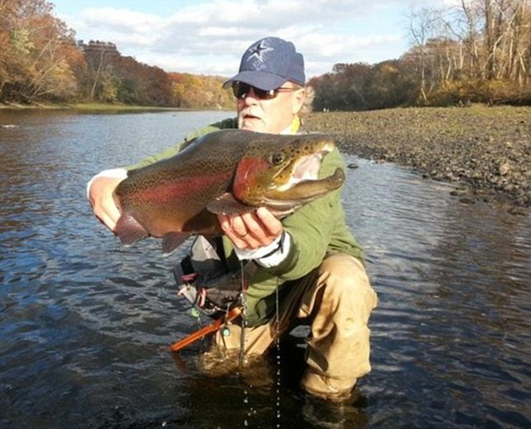 美国密苏里州的钓鱼爱好者捕获“巨无霸”虹鳟鱼