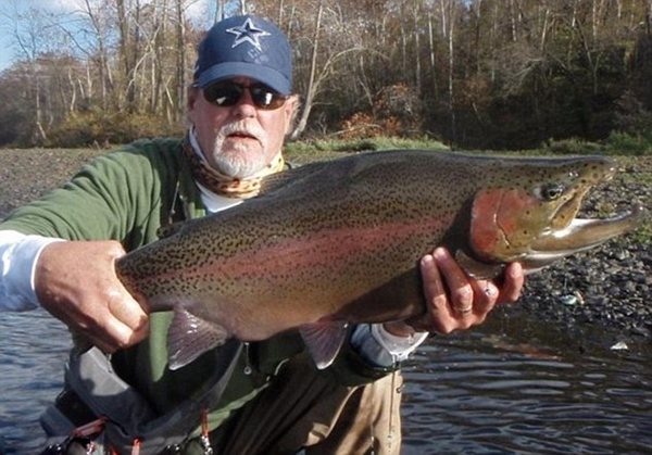 美国密苏里州的钓鱼爱好者捕获“巨无霸”虹鳟鱼