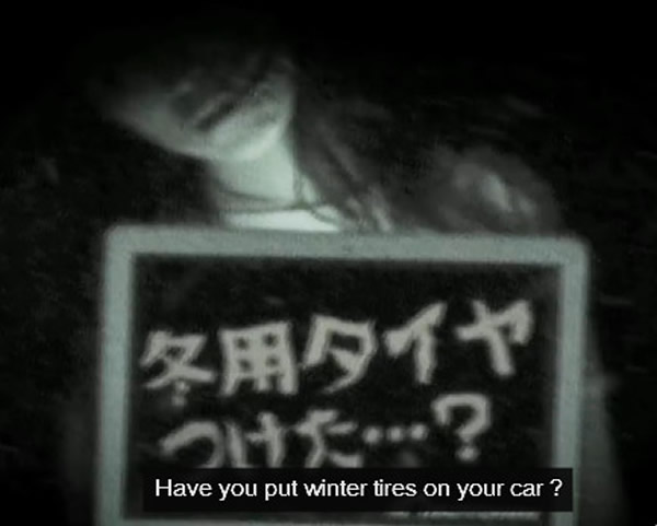 日本“恐怖雪道”中站着白衣女子...