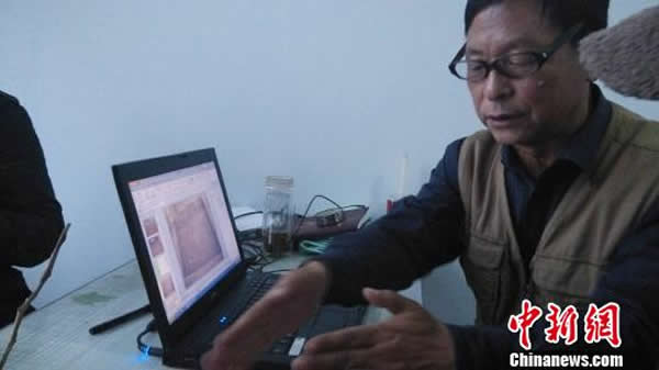 成胜泉向记者介绍挖掘遗址过程