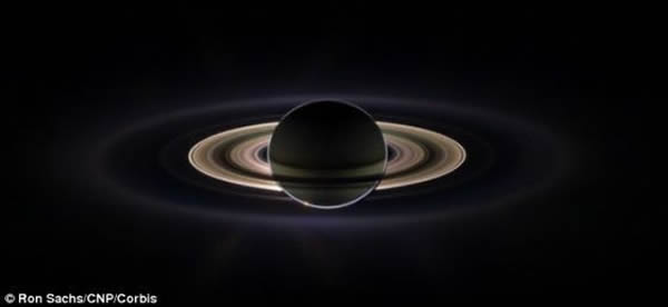 众所周知,土星有53颗卫星天生在主环里的裂缝里有2个运行轨道