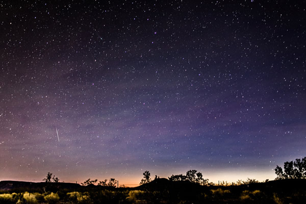 12月8日,拍摄于美国拉斯维加斯的流星。