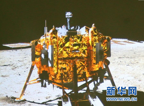 12月15日晚,正在月球上开展科学探测工作的嫦娥三号着陆器和巡视器进行互成像实验,“两器”顺利互拍,嫦娥三号任务取得圆满成功。