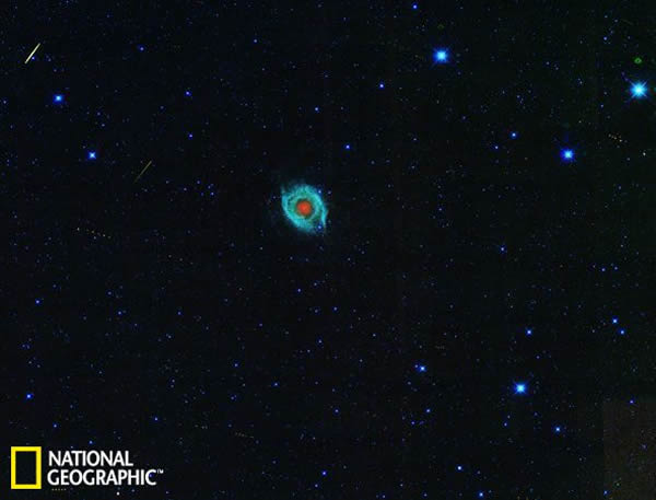 一颗小行星划过螺旋星云NGC 7293附近的夜空