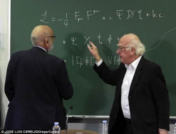 宇宙之所以会崩塌要归因于2012年发现的一种亚原子粒子,被称之为“希格斯玻色子”。照片展示的英国物理学家彼得-希格斯(右)和比利时物理学家弗朗西斯-恩格勒特,凭