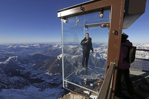 法国阿尔卑斯山4000米高山顶上的玻璃悬空观景平台